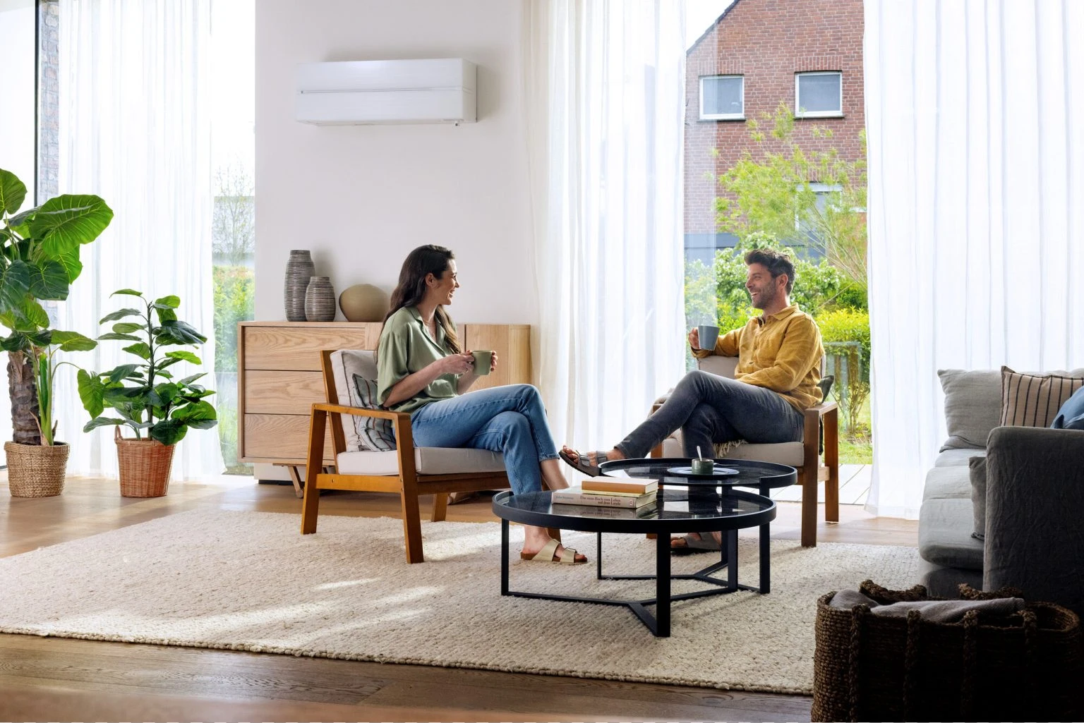 Wandairco boven een zithoek in een lichte woonkamer