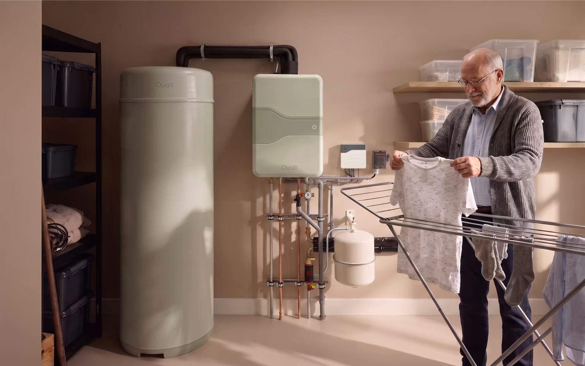 Quatt All-Electric met HeatBattery en HeatCharger in een bijkeuken waar de was wordt opgehangen