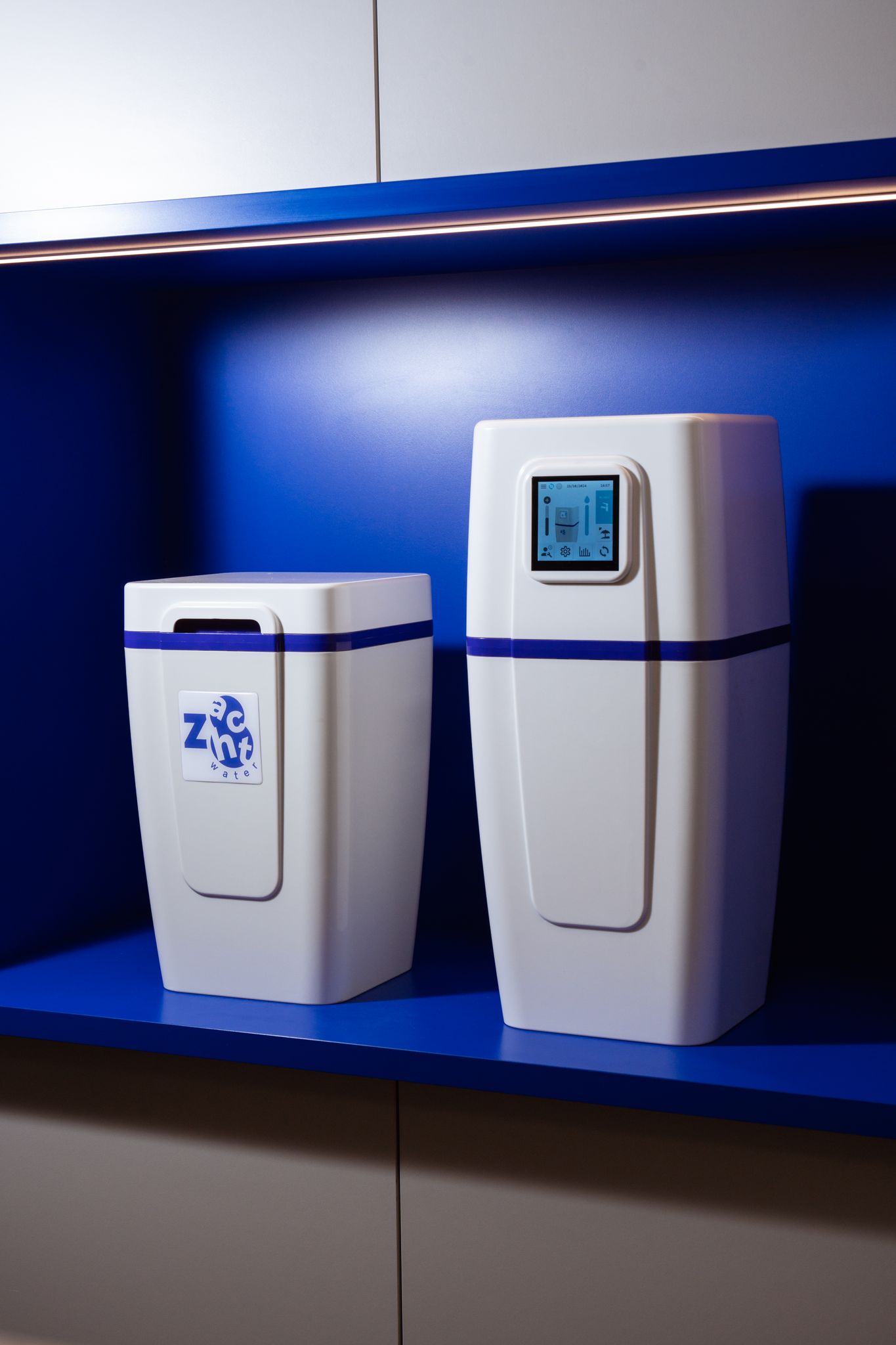 Z8 Premium Plus waterontharder in een blauwe showroomopstelling