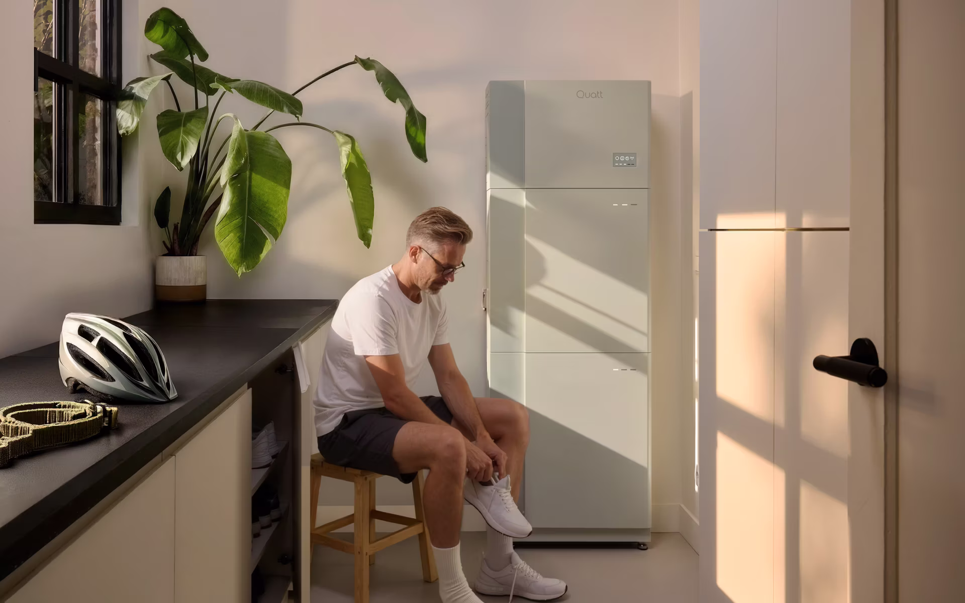 Quatt HomeBattery thuisbatterij in een opstelling bij een woning