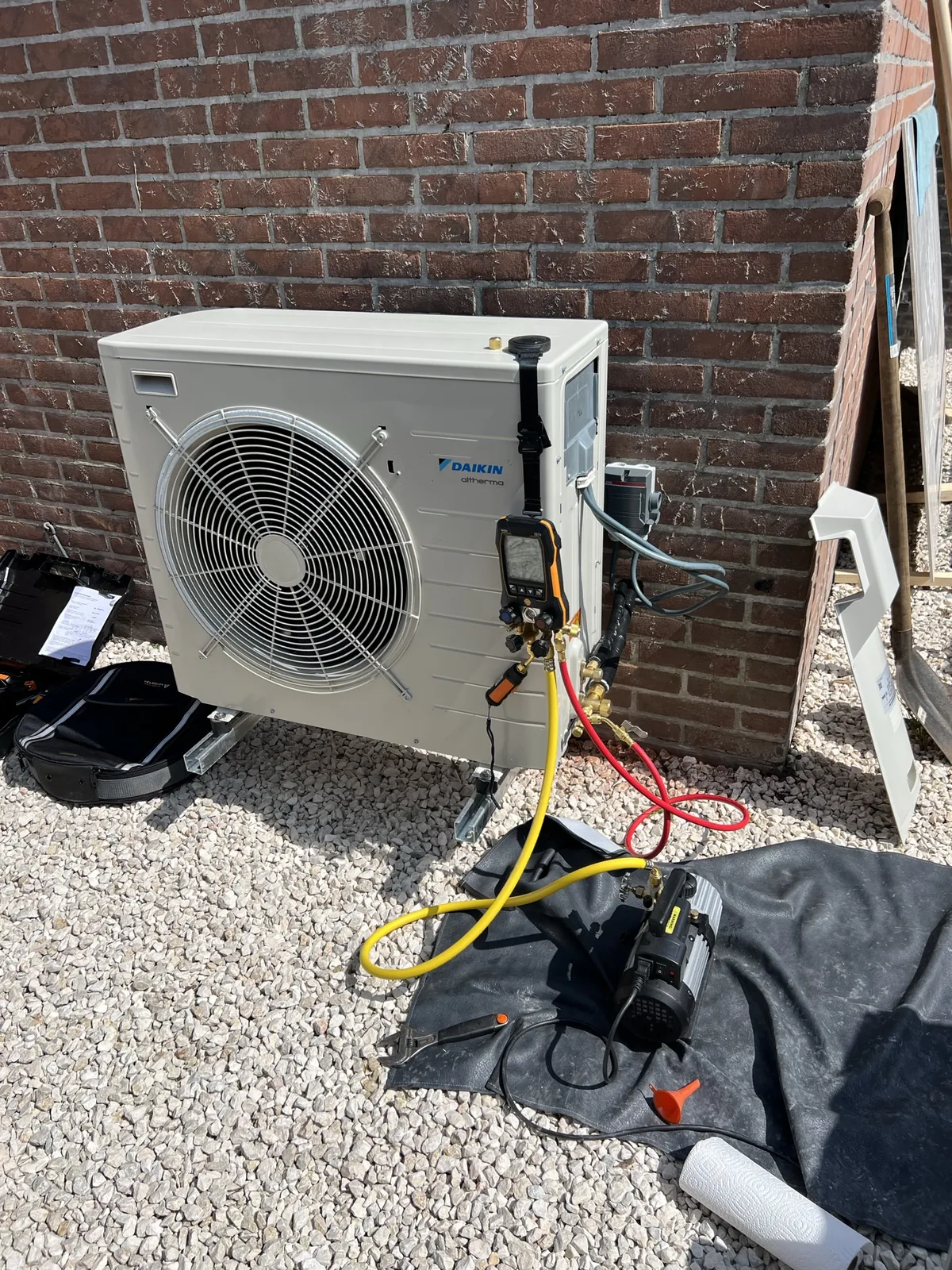 Daikin-buitenunit van een hybride installatie in Voorburg