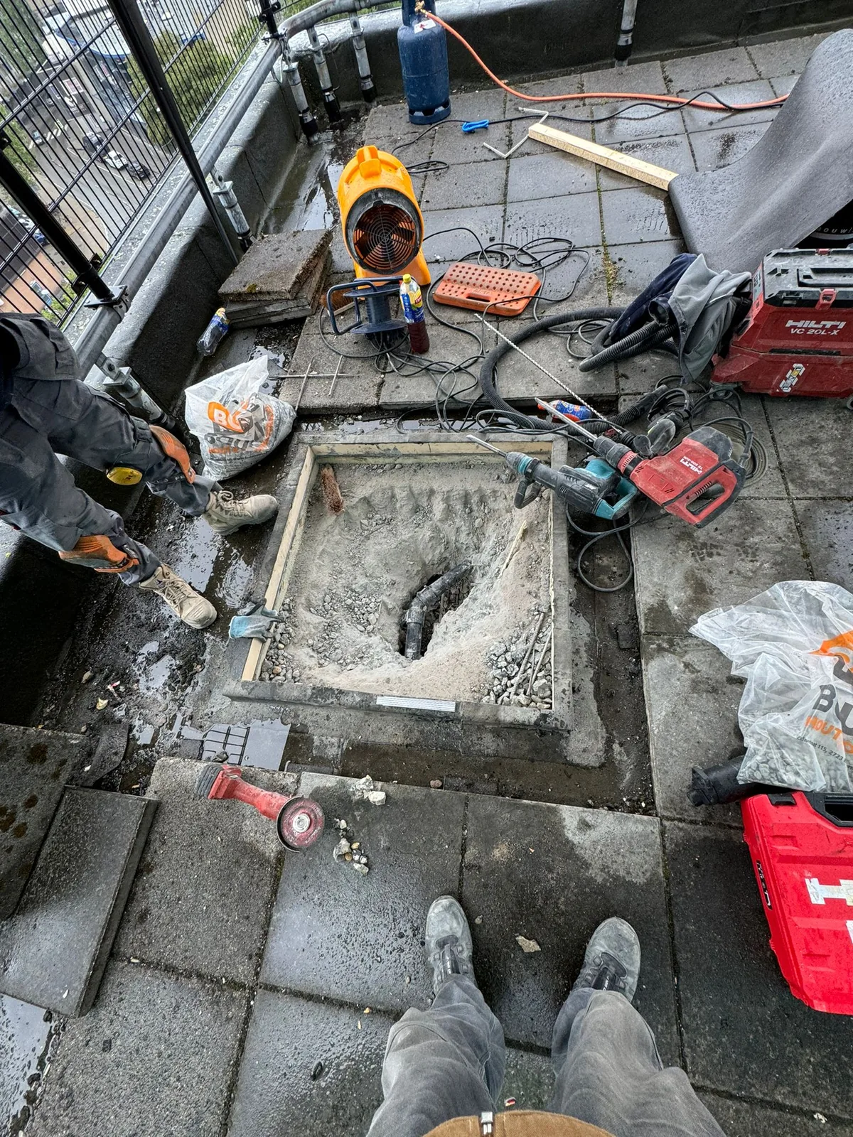 Dakafvoer gericht vrijgemaakt uit de betonconstructie