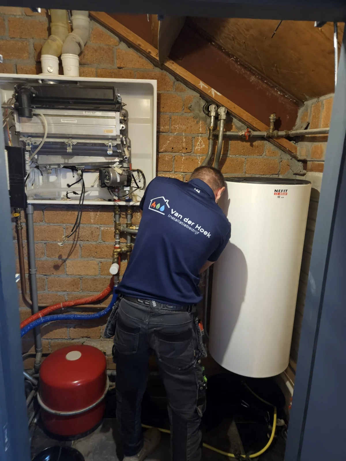 Demontage van de oude cv-ketel met indirect gestookte boiler in Buytenwegh, Zoetermeer
