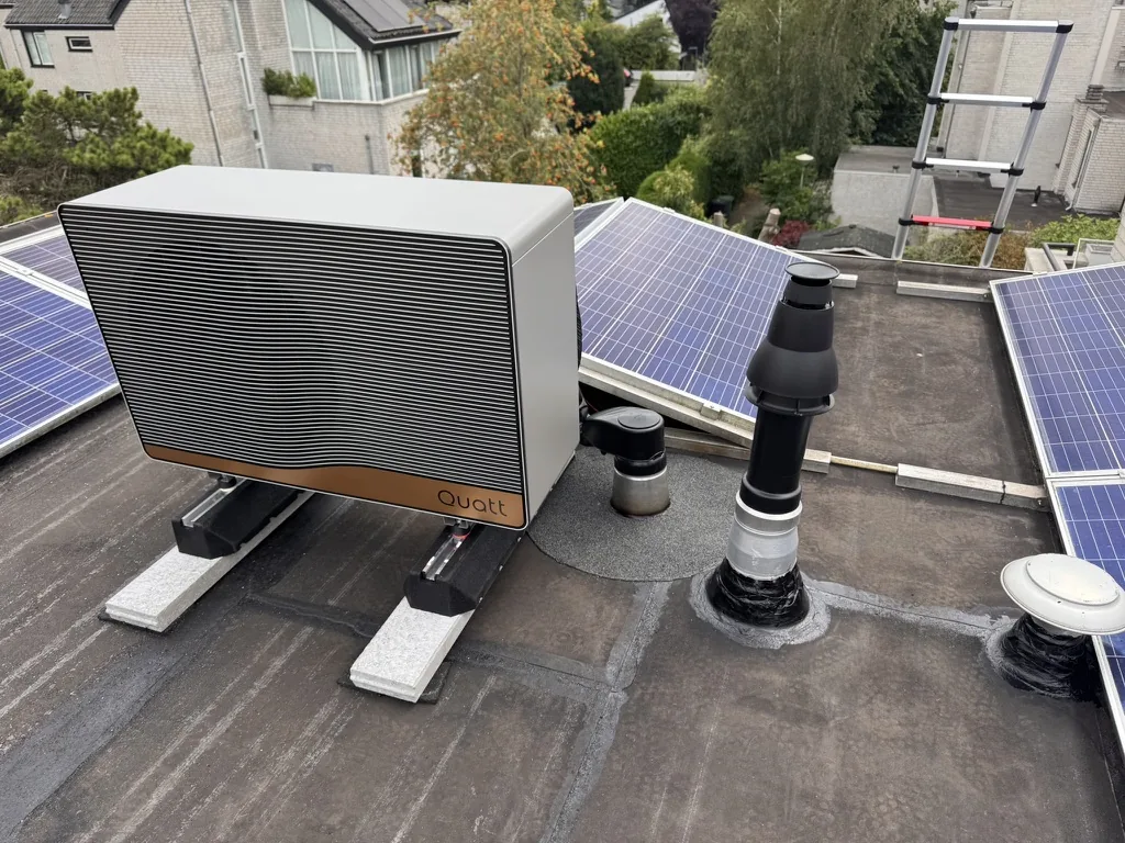 Quatt-warmtepomp op een plat dak in Meerzicht