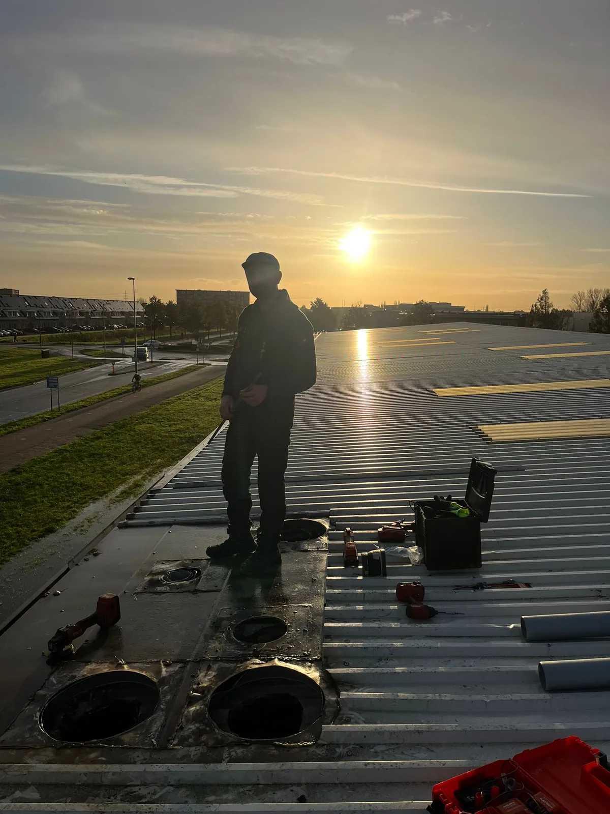 Werk aan rookgasafvoeren op een bedrijfspand in Zoetermeer