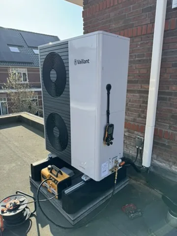Vaillant all-electric warmtepomp in Den Haag tijdens inbedrijfstelling