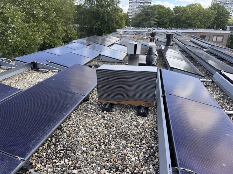 Voorbeeld van een Quatt-buitenunit op een plat dak