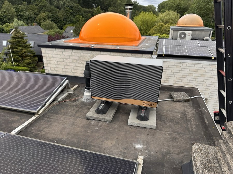Voorbeeld van een warmtepomp-buitenunit in dakopstelling